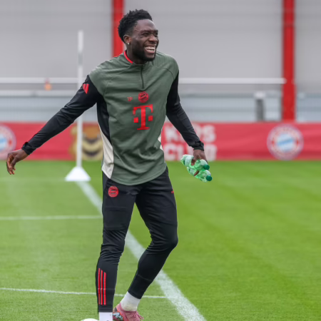 Ein Meilenstein: Davies kehrt ins Bayern-Mannschaftstraining zurück 