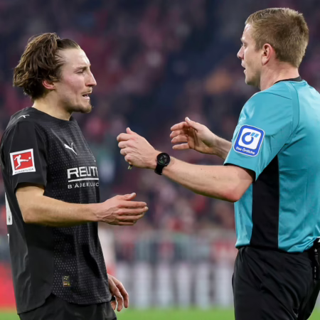 Rot zu hart? Referee Schröder erklärt den Platzverweis für Gladbachs Reitz 