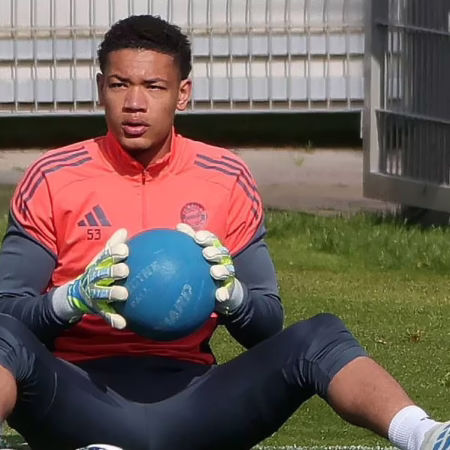 Schwere Verletzung beim Aufwärmen: Bayern-Keeper Prescott fällt lange aus 
