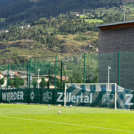 Blau-weiße Vereinsfarben: Werder wechselt die Tornetze im Zillertal 